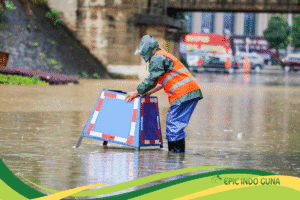 Read more about the article Musim Banjir Datang, Saatnya Waspada dan Siaga Menjaga Kesehatan Keluarga